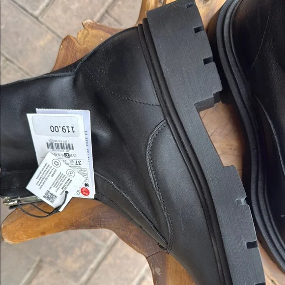 Stylish Black Ankle Boots - Picture 3 of 5